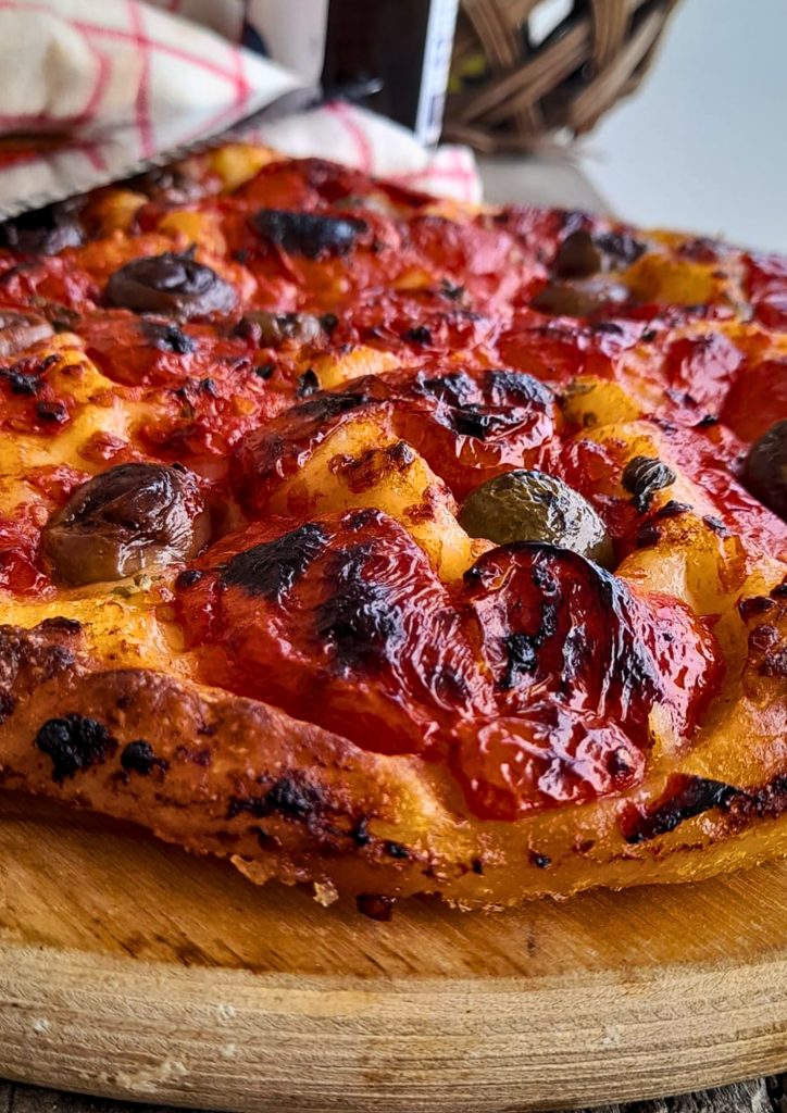 Focaccia barese con pomodoro e olive
